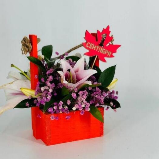 Деревянное кашпо с цветами лилиями и гипсофилой на 1 сентября