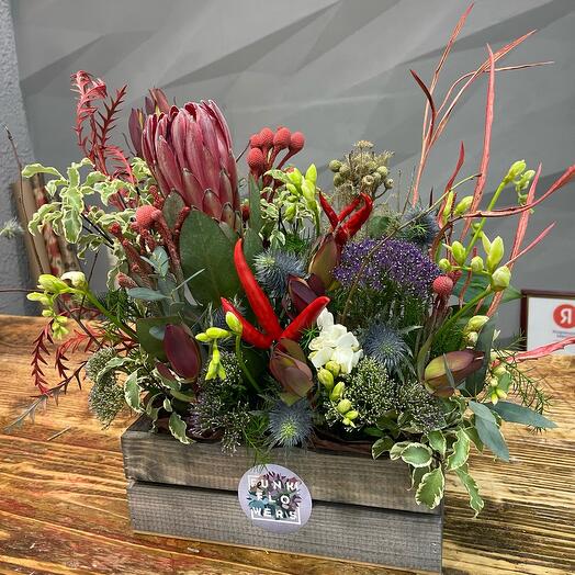 Яркая композиция в коробке