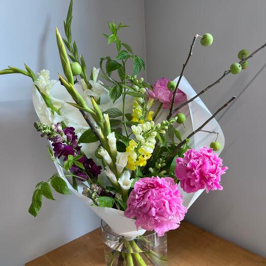 Интерьерный букет «У Бабушки в Саду» с пионами гладиолусами яблоней и малиной