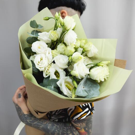 Букет из белой Эустомы с эвкалиптом