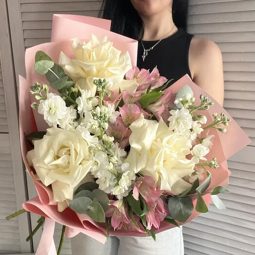 Авторский букет с французскими розами, маттиолой и альстромериями