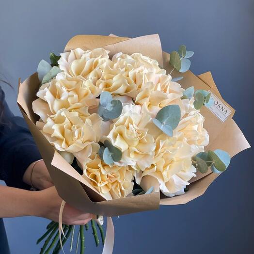 Букет из 11 французских роз с эвкалиптом