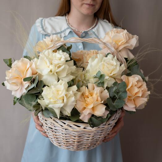 Кoрзинa c премиальными французскими розами «Шикарный подарок»