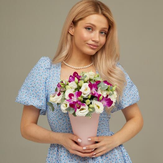 Композиция "Колибри" розовая орхидея дендробиум белый лизиантус и эвкалипт