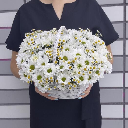 Basket with daisies