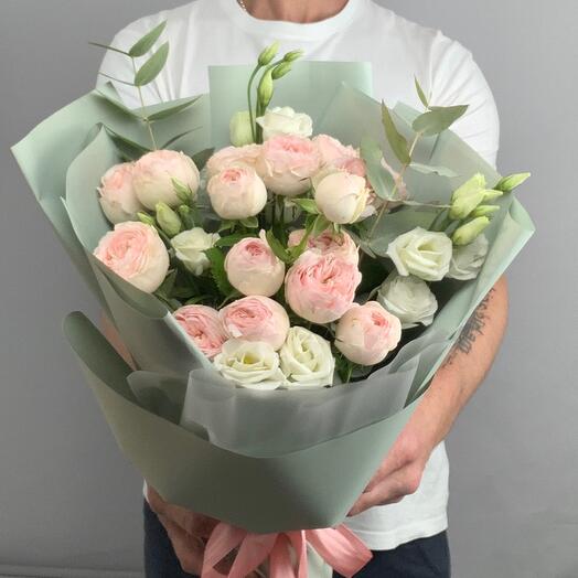 Букет из пионовидных роз и лизиантус