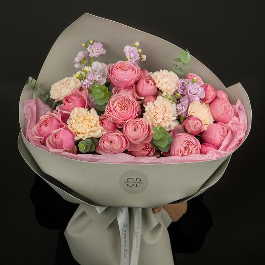 Author's bouquet "Lady Marmalade 🍬" with pionoid bush roses and aromatic mattiola