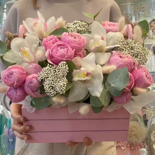 Box with delicate flowers