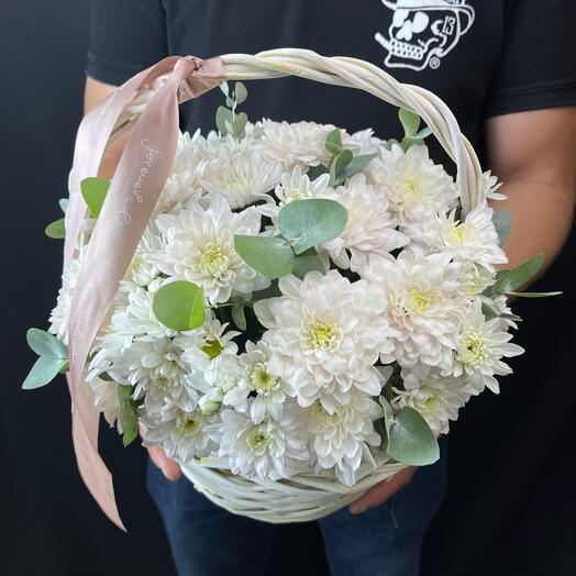 Хризантемы в корзине «Зефирка»