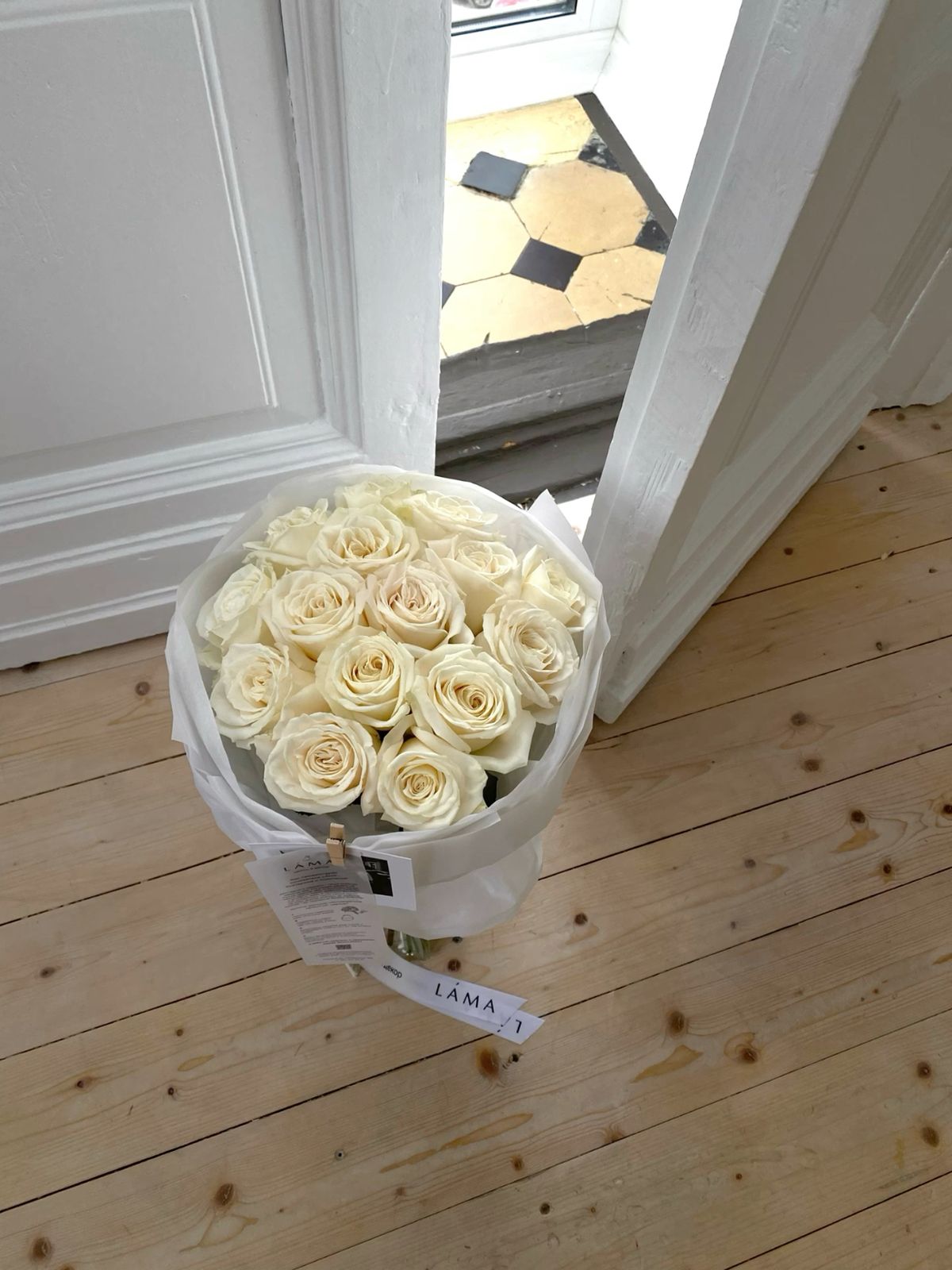 9 white roses