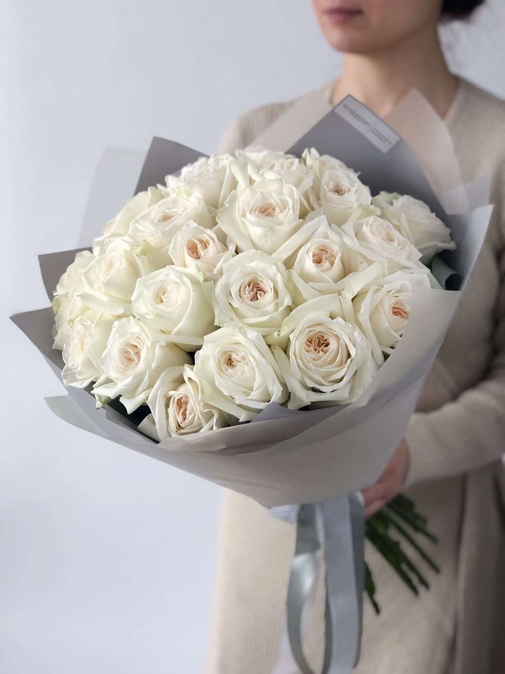 25 white roses