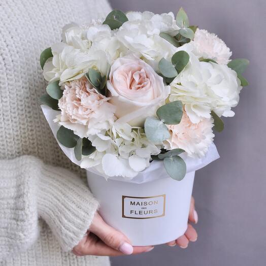 Цветы в коробке «Рэйчел» с гортензией и диантусами