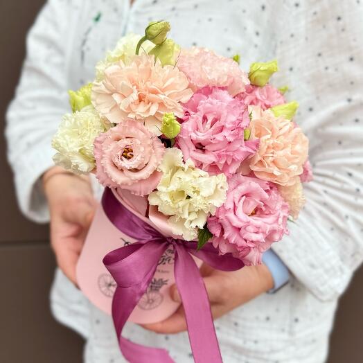 Композиция в коробочке с эустомой