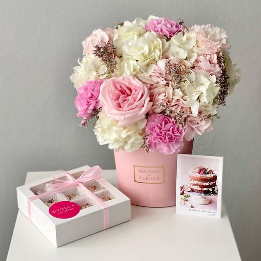 Подарочный набор: Композиция в коробке, бельгийский шоколад и открытка | Букет 51 Bottega dei Fiori