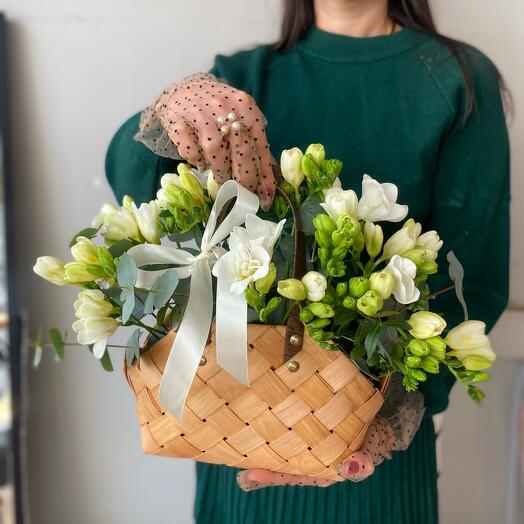 Basket with freesions of 19 pieces with eucalyptus