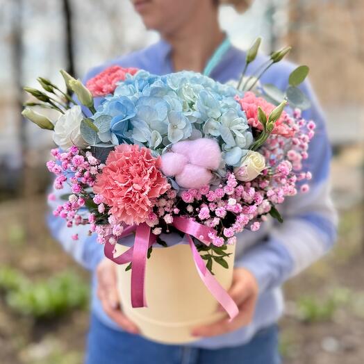Цветочная композиция с голубой гортензией и ассорти свежих цветов в коробке