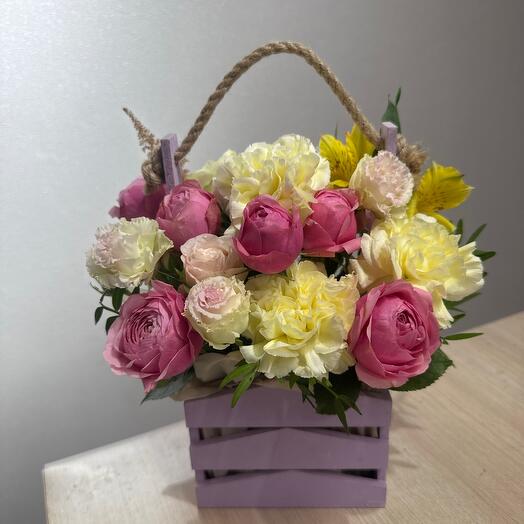 Нежная композиция в ящике