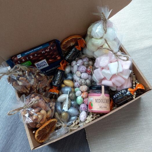 Подарочный набор Сладкий Мир со сладостями и орехами