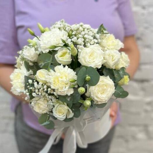 "White lace" Mix of white flowers in a hat box