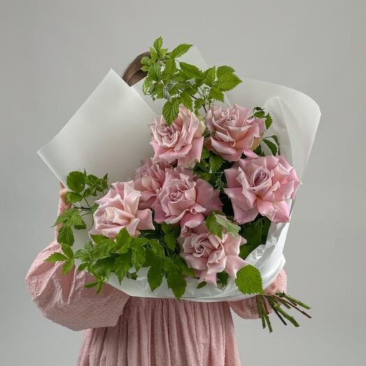 Букет из французских роз и веточек малины. АРТ 350