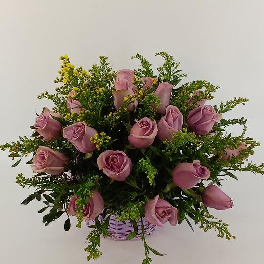 Композиция из 27 сиреневых роз SAMANTHA S BRIDAL в корзине сиреневого цвета