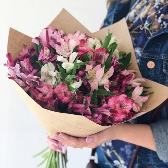 15 альстромерии