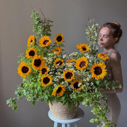 Большая корзина с подсолнухами, ромашками и малиной