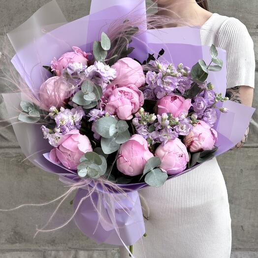 Fragrant bouquet of peonies with Mattiola "Pink M"