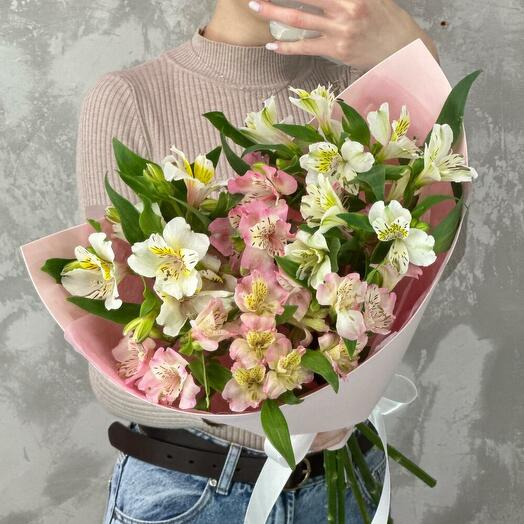 Букет из белых и розовых Альстромерий в стильной упаковке 💝