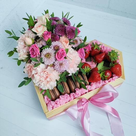 Подарочный набор с клубникой / подарок с цветами и клубникой