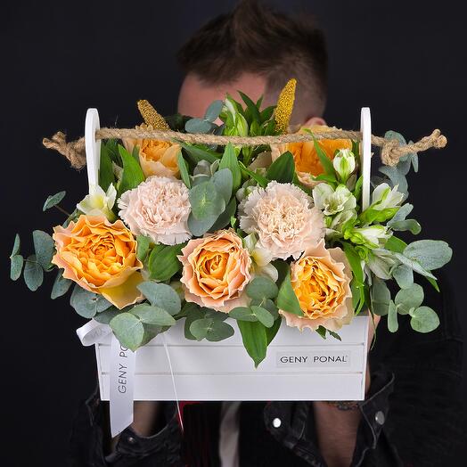 The composition "Summer Garden 🌷" in a wooden box with pionoid roses