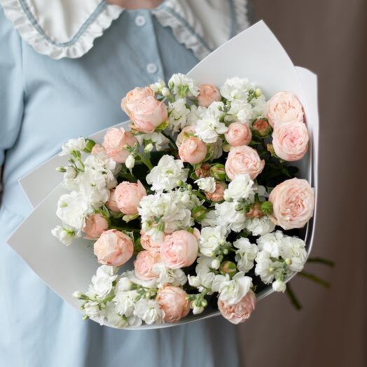 A fragrant premium bouquet of bush mattio and bush roses "Aromatherapy"