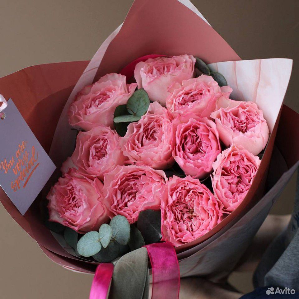 11 пионовидных роз