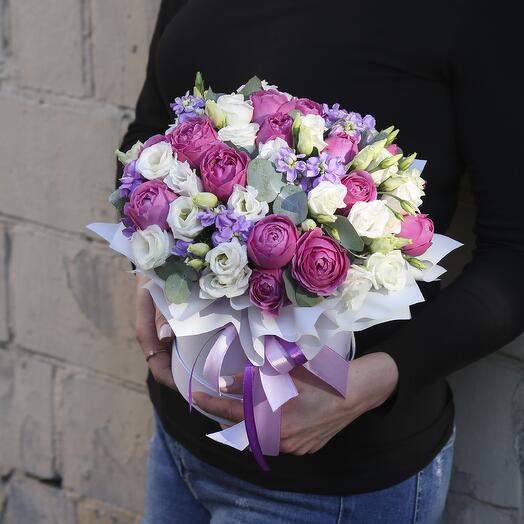 Коробка с пионовидными розами, эустомой и маттиолой "Фелиция"