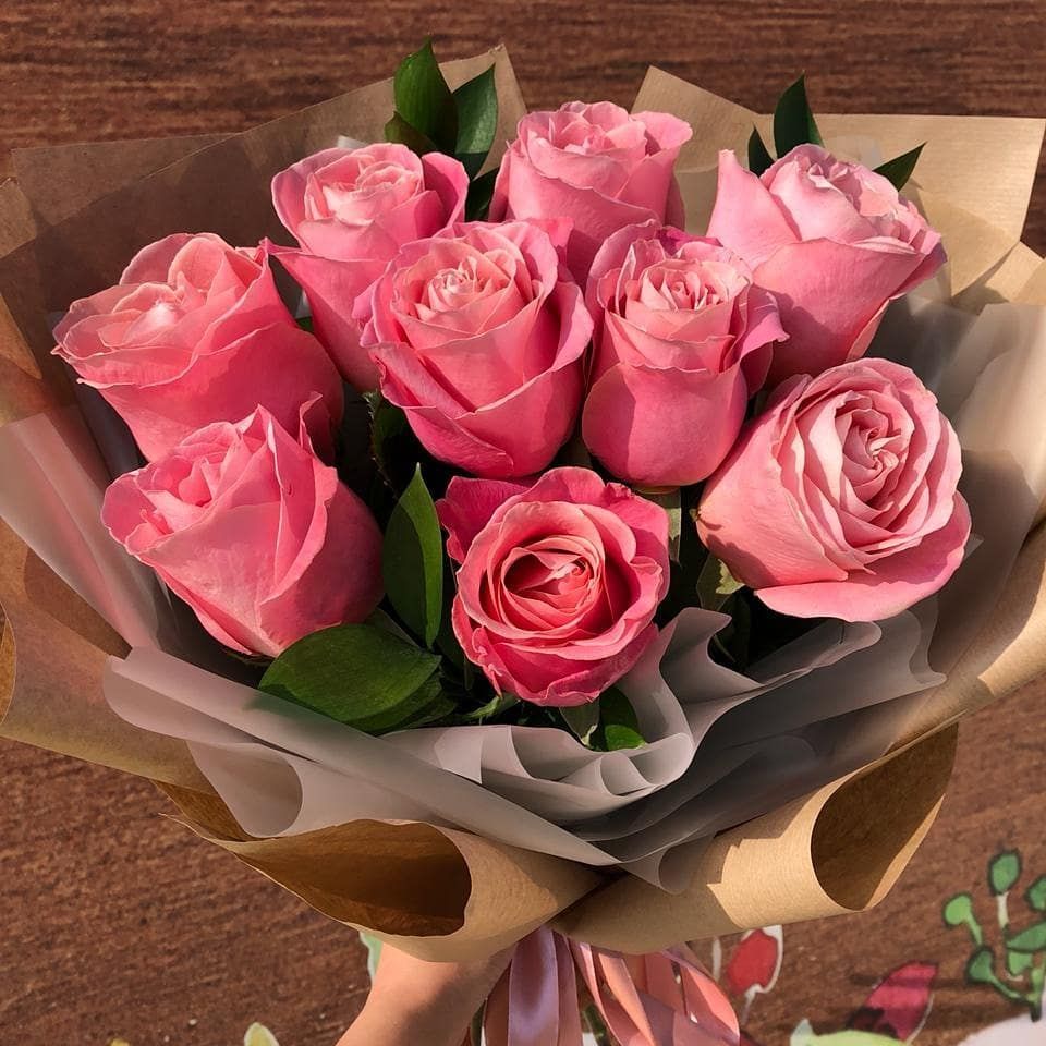 11 розовых роз