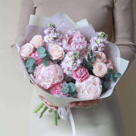Авторский букет с нежными пионами, розами и маттиолой. Букет 366 Flowering Palm
