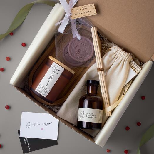 Gift set for the family day: candle, aromadiffus, Sasha and the tray of oak