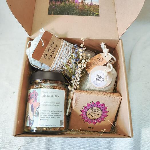 Gift set with tea and chocolate