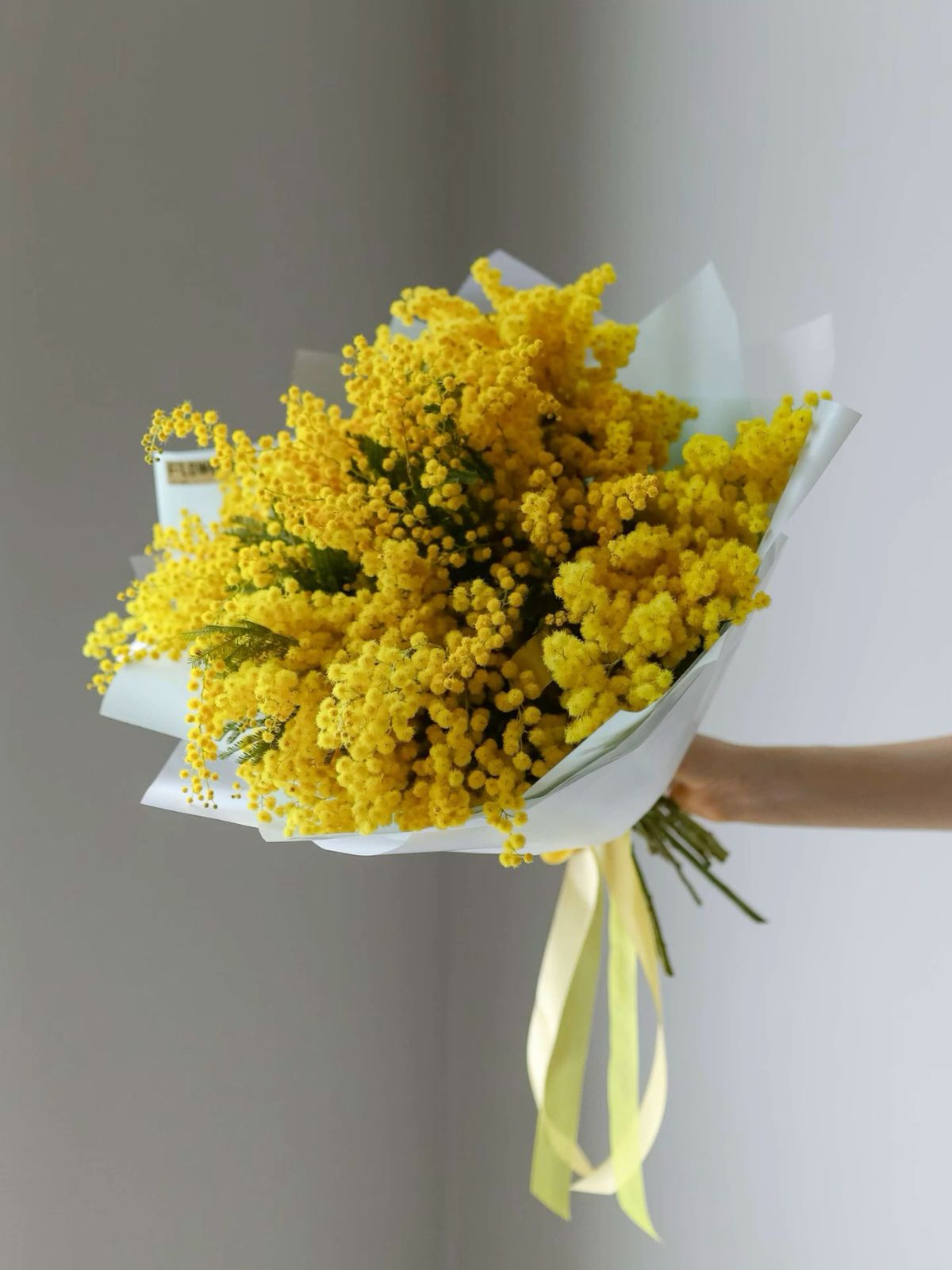 Elegant mono bouquet 💮