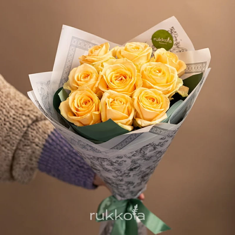 9 кремовых роз