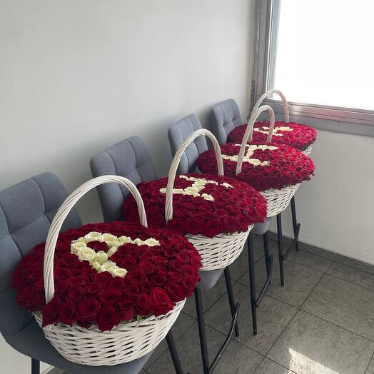 Ваше имя из белых роз на фоне красных роз в больших корзинах