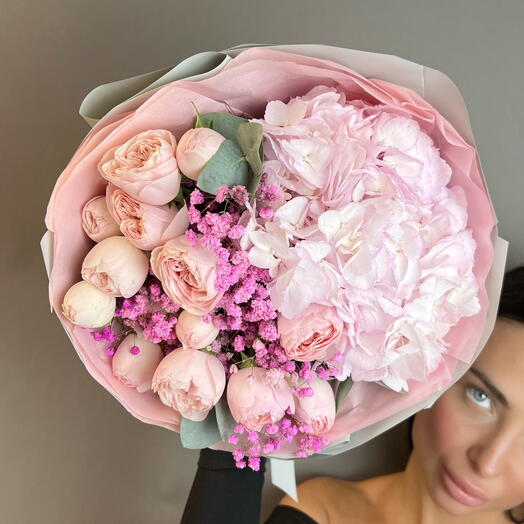 Bouquet with pionoid roses