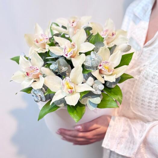 Орхидеи белые 7 шт с лагурусом и зеленью в коробке «Счастливый день»