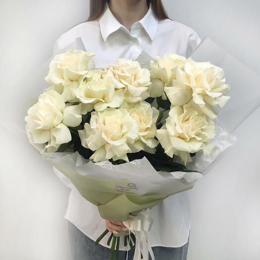 Tender snow bouquet of white roses