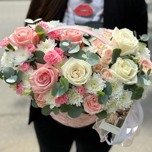 Нежная корзина с цветами 🌸