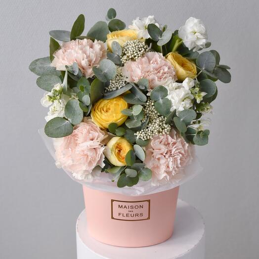 Цветы в коробке «Офелия» с кустовой розой | Букет 11 Bottega dei Fiori