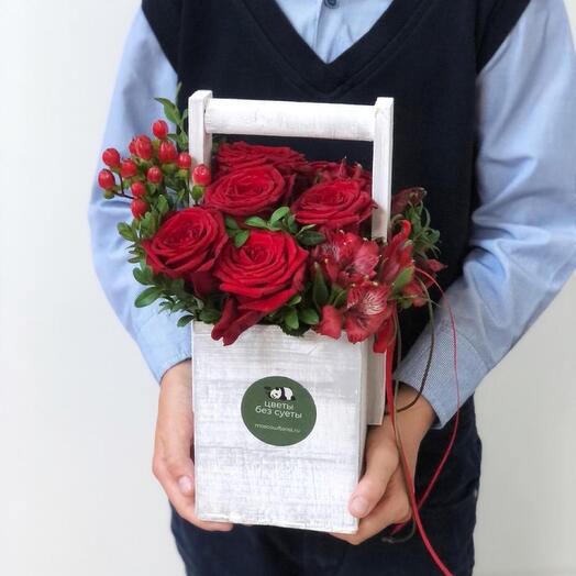 Небольшой ящичек с красными цветами