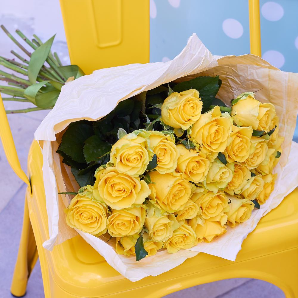 25 yellow roses