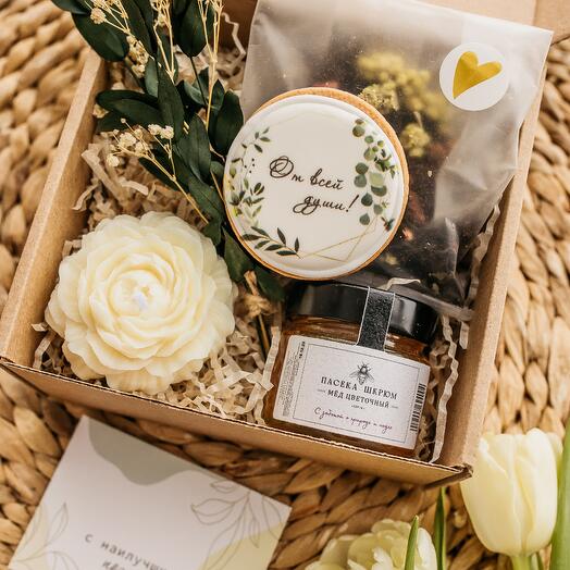 Подарочный набор для женщины с чаем, мёдом, пряником и свечкой