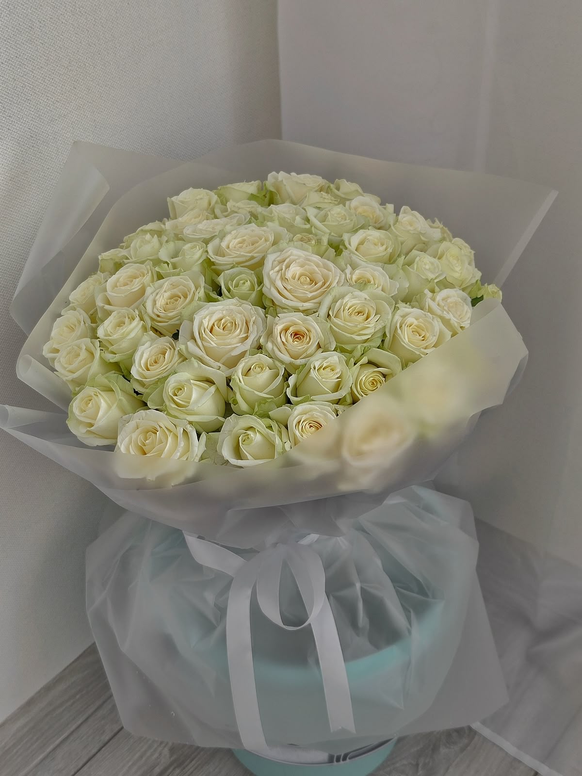101 White Roses Delicate